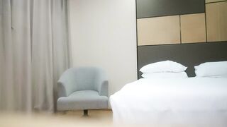 【利哥探花】人肉打桩机战小骚货，黑丝短裙揉穴调情，特写口交活很不错，大屁股骑乘大力抽插