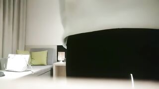 【利哥探花】深夜2000元约炮婴儿肥大奶少妇穿上渔网黑丝干换姿势差点被妹子发现