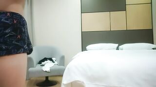 【利哥探花】白衣黑裙外围小姐姐，穿上开档丝袜吸奶揉穴，翘起大屁股扭动，扛起腿抽插，后入撞击猛操