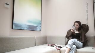 【小宝寻花】深夜场约了个约了个高颜值牛仔裤萌妹，互摸舔弄口交骑坐自己动抽插猛操