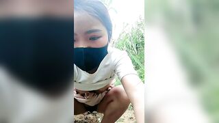 【剧情演绎】小少妇户外田间地头勾搭农民啪啪性爱，裤子都没脱掏出鸡巴来口交，站着后入爆草抽插浪荡呻吟不止