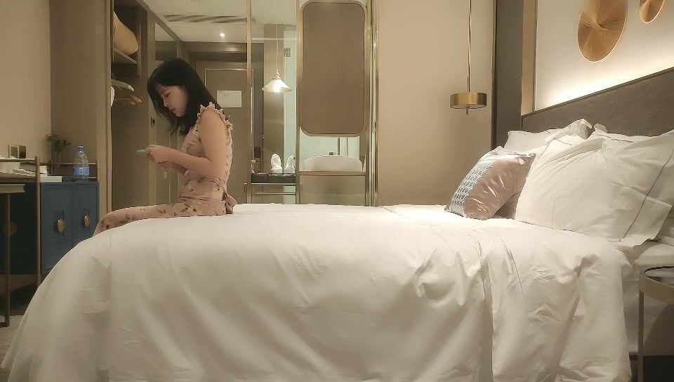 网约大圈外围女神，175cm，22岁，极品大长腿，大展神威，干成大字型瘫软在床