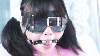 【悠米定拍】纯享版cos爱丽丝粉胶衣首次，ru夹股绳放置挣扎，棒棒强高和柠檬汁强制口水分泌，口球和两种胶带齐上阵，放置挣扎纯享版。