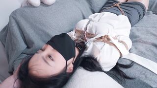 【悠米定拍】字幕版《OL的游戏》 指导下属工作一直偷看我的大腿和足，还偷看绳艺视频，我答应只要他完成工作就陪他好好玩一番～