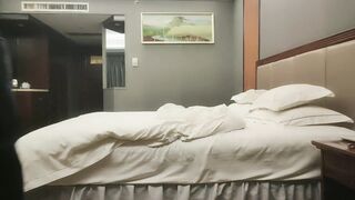 【小马探花】足浴店重金忽悠，26岁良家小姐姐，大胸诱人，聊天熟络，舌吻交合