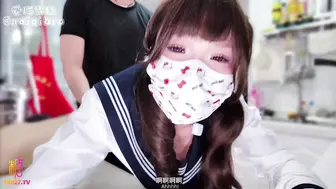 [糖心Vlog] 厨房禁忌 厨房煮面饿了先吃大叔鸡巴，煮面声里我被干到哭，精液灌满逼里喷得满地白浊淫水 - 爱吃雪糕